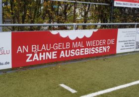 Frauen: An Blau Gelb die Zähne ausgebissen